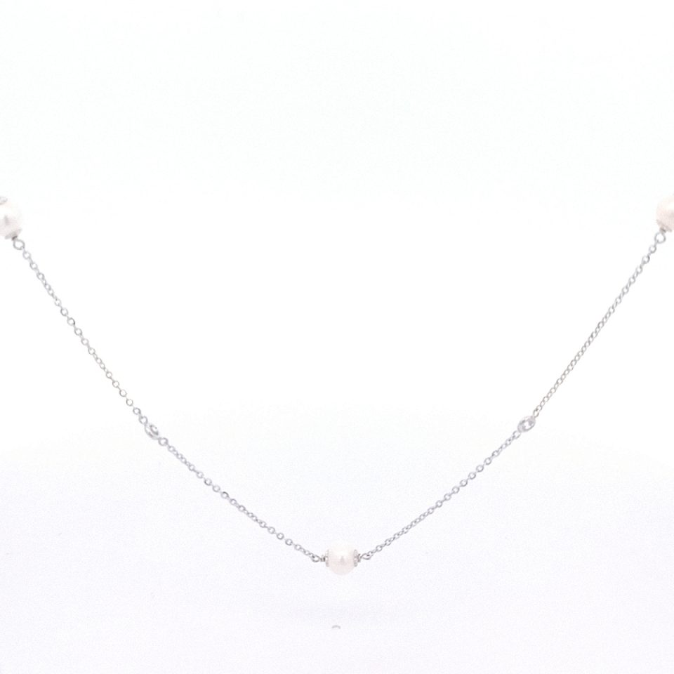 Weißgoldenes Collier mit Süßwasserperlen und Zirkonia