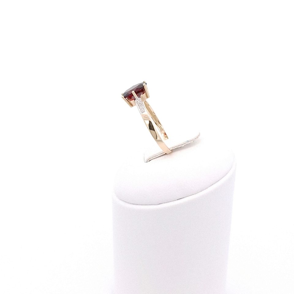 Granat Gelbgoldring mit Brillanten