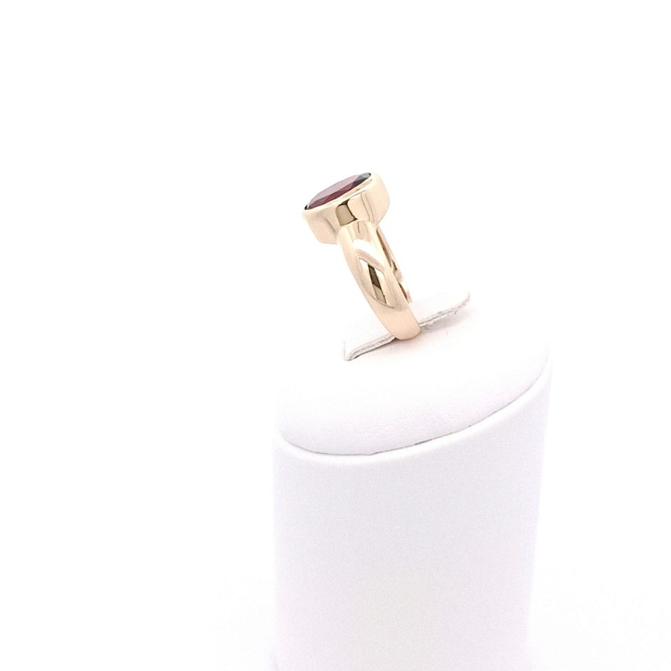 Gelbgoldring mit Granat, 14 Karat