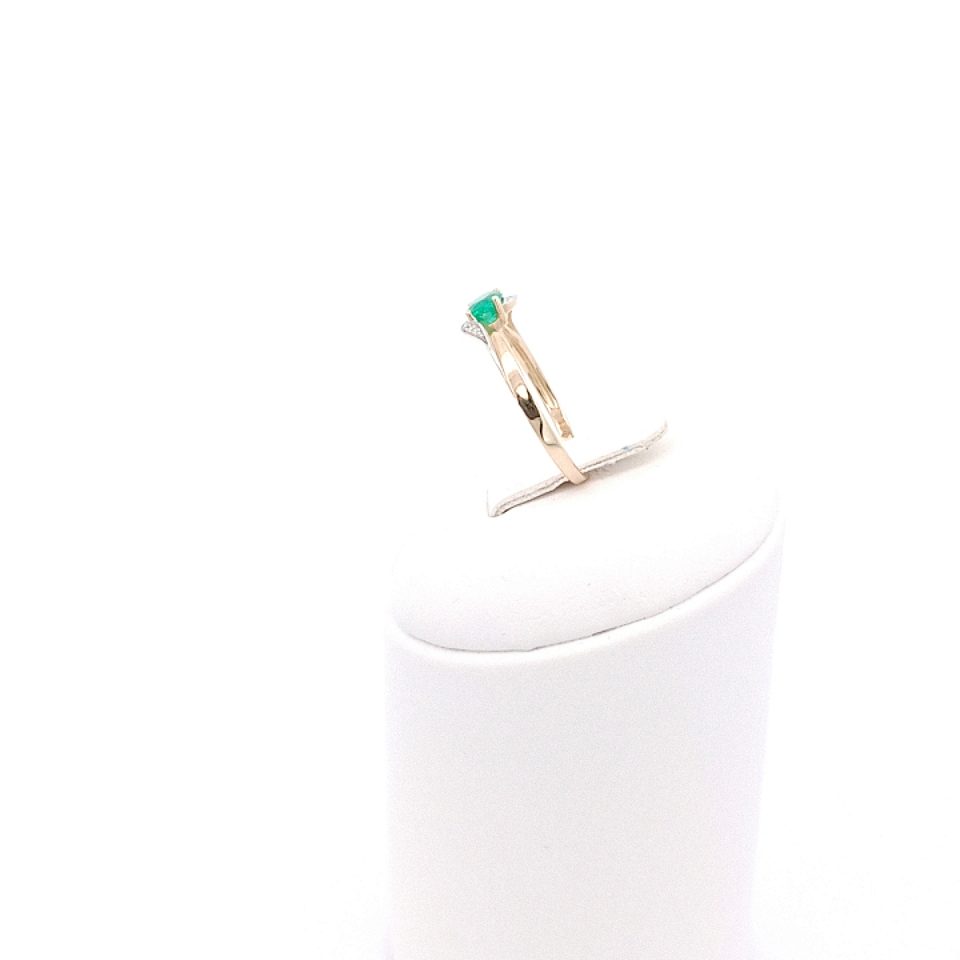 Gelbgoldring mit Smaragd und Brillanten