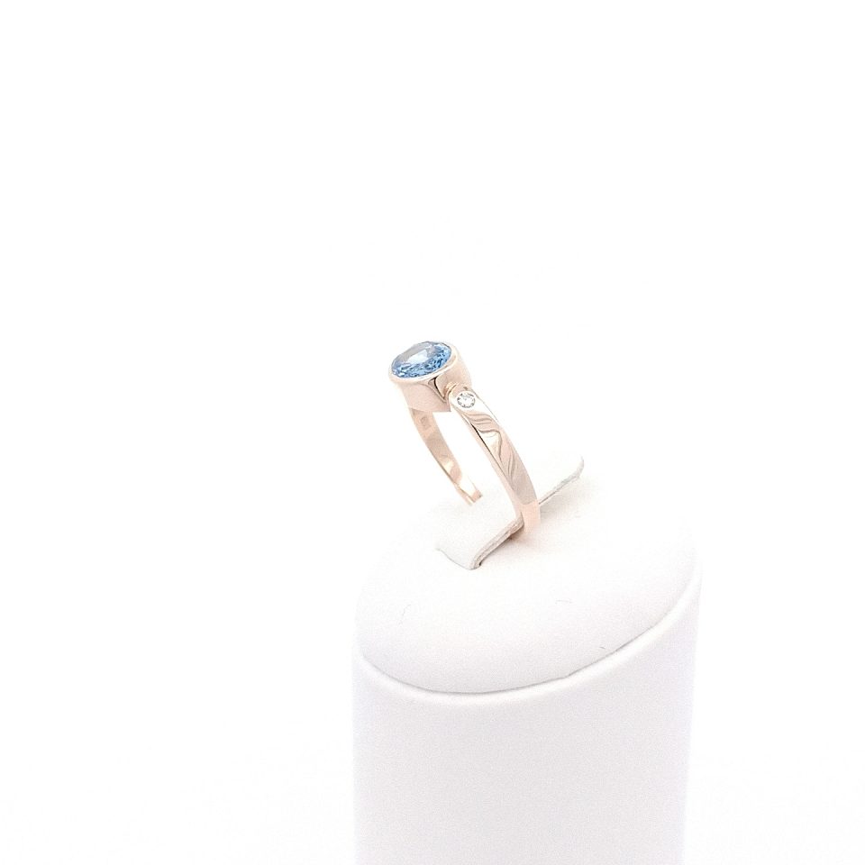 Gelbgoldring mit Topas und zwei Brillanten